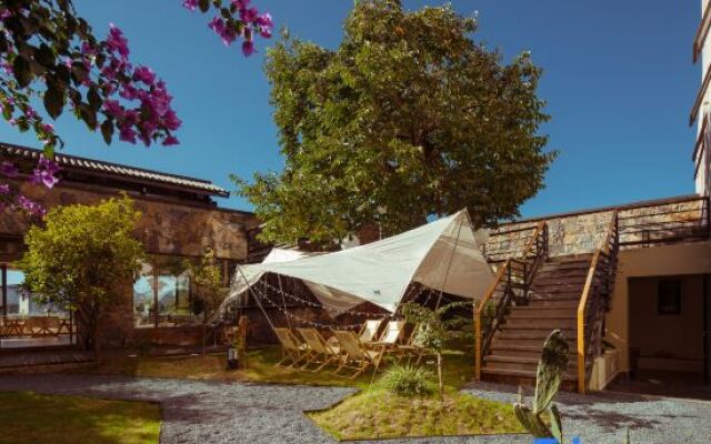 EARTHGAZE•STARSPANNG: 180-Degree Snow Mountain View Homestay (Lijiang Ancient Town Branch)