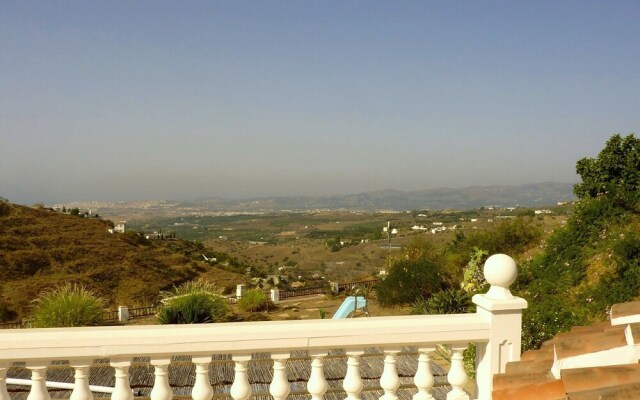 Delightful Villa in Algarrobo with Beach Nearby