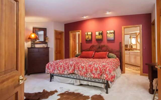 Royal Tiger Lodge (Private Home with Hot Tub)