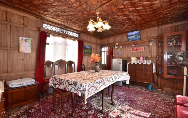 Golden Hopes Group Of Houseboats
