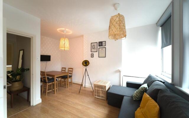 Bright Central London Apartments by DC London Rooms