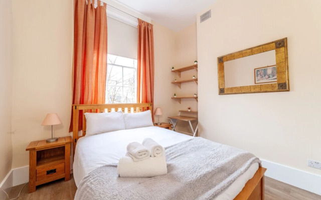 Spacious 3-bed flat by popular Waterloo