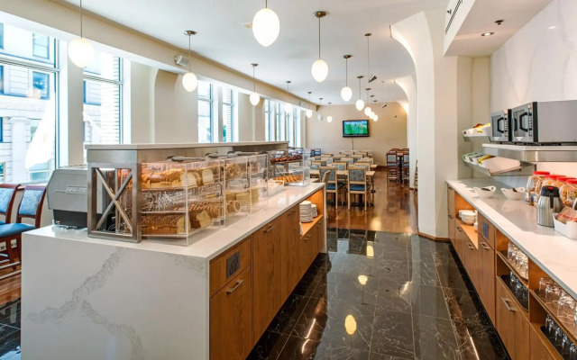 Le Square Phillips Hotel And Suites