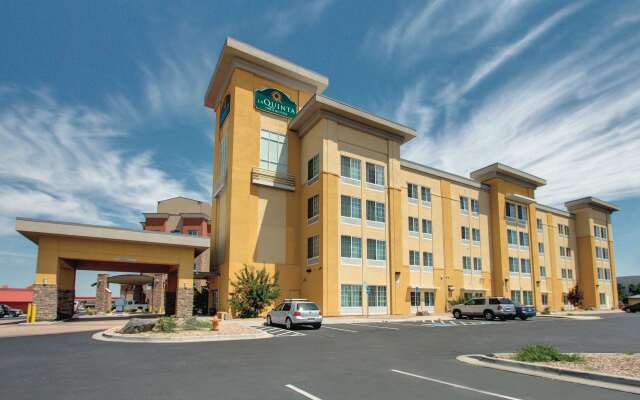 La Quinta Inn & Suites by Wyndham Denver Gateway Park