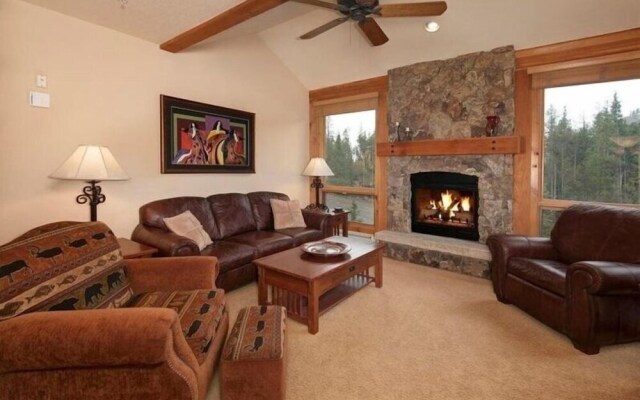 Private 3 Bedroom Townhome Located in East Keystone With Access to a Firepit, Hot Tub, and Billiards