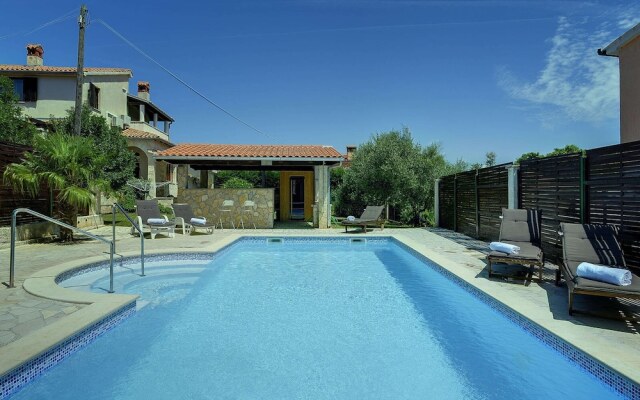 Quaint Holiday Home in Liznjan With Pool