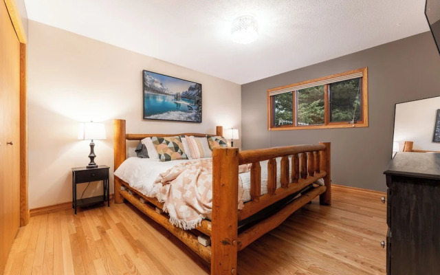 Mountain Chalet 2Min to Jasper Park Gate