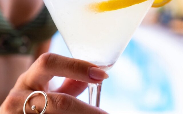 Esquire Hotel & Lounge