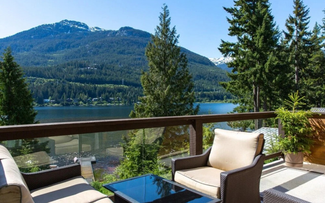 Lakefront Chalet with private dock
