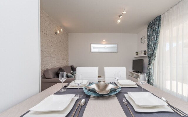 Apartments with Pool Villa Zora