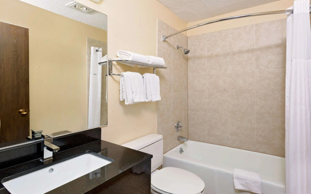 Howard Johnson by Wyndham Waterloo/Cedar Falls