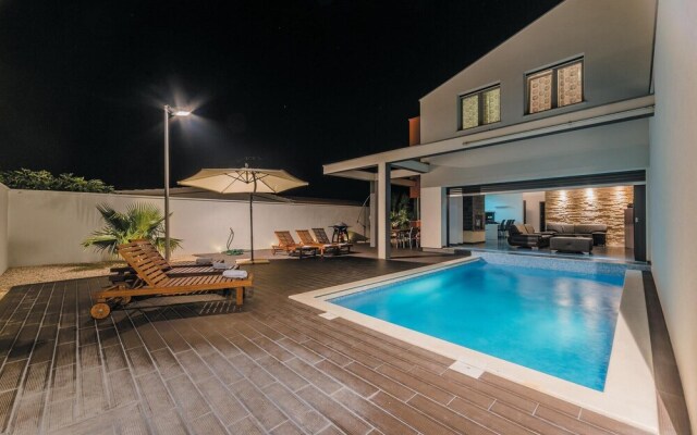 Stunning Home in Vrsi Mulo With Wifi and 4 Bedrooms