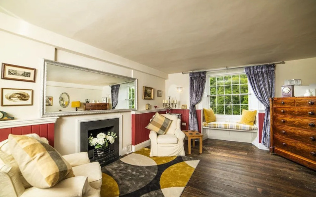 Cornerstones, 16th Century Luxury Self Catering House overlooking the River Dee