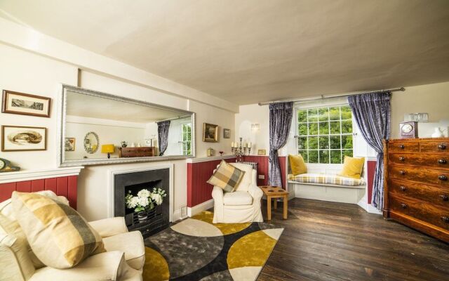 Cornerstones, 16th Century Luxury Self Catering House overlooking the River Dee