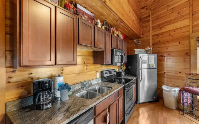 Heavenly View 2 Bedroom Cabin by RedAwning