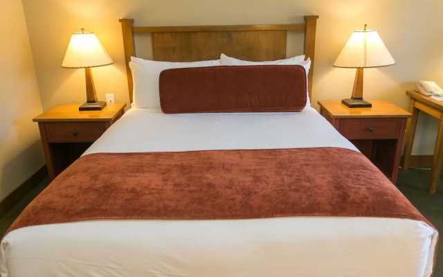 Comfort and Convenience in this Spacious Unit by RedAwning - Save 20% on 7+ Nights!