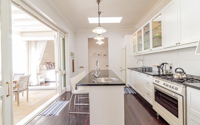 Lovely Holiday Home w Private Courtyard Six Selbourne