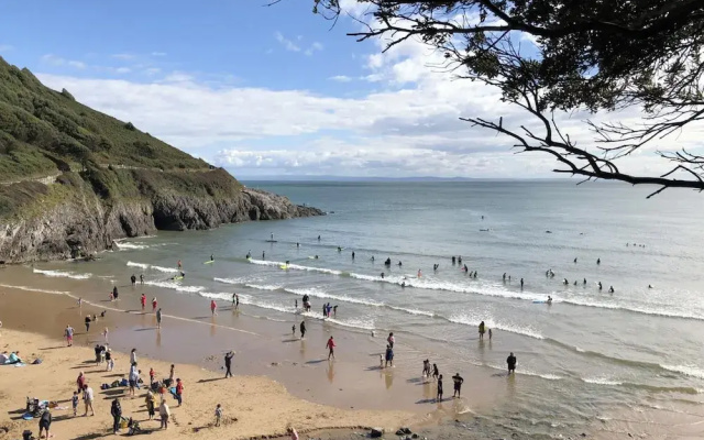 Stunning Beach Front Apartment in Caswell Swansea