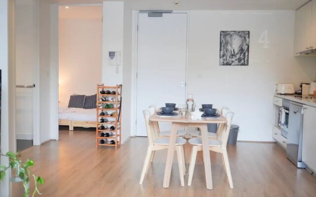 Modern 2 Bedroom Apartment Close To Beach and City