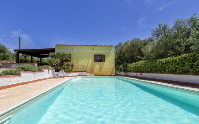Near Alghero Shardana Guest House in Uri With Swimming Pool