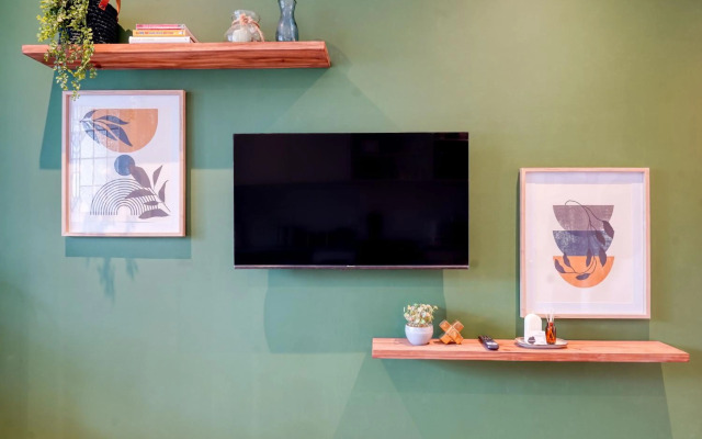 Hampton Collection - Charming 5 Sleeper Apartment with Pool