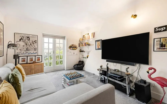 Stylish 1BR Kensington Home With Balcony