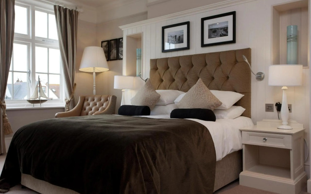 Marine Hotel