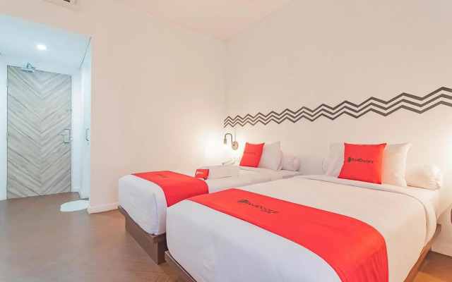 RedDoorz Premium @ Hotel Hebat
