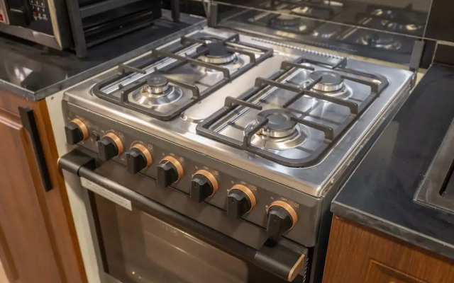 Extravagant Studio Stay for 2 in JVC