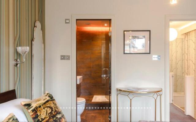 Neon Melody - Playful 2 bedroom by London Bridge