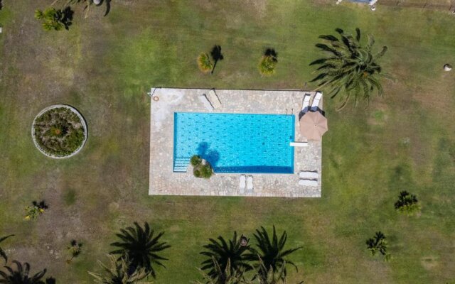 Villa Beachfront Kiss - 4bdrms, Tennis Court, Pool, BBQ, Beachfront