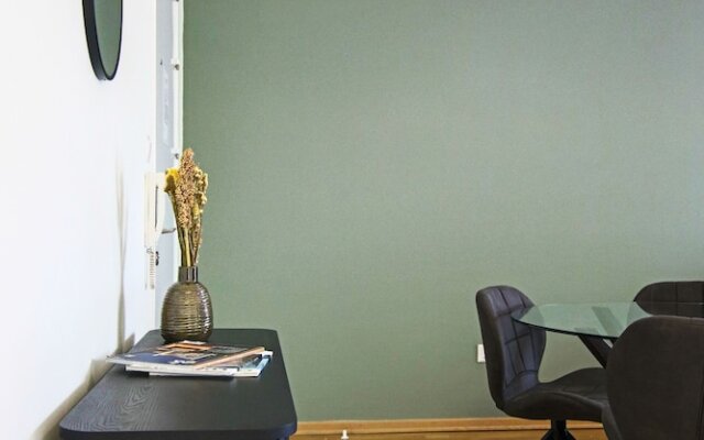 Phaedrus Living: City View Luxury Iras Flat 102