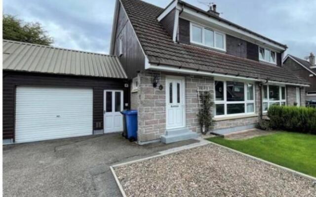 Delightful, central 3 bedroom house with garden.