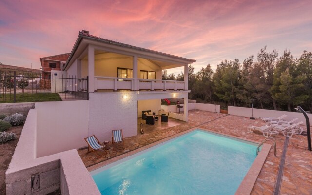 Villa More With Pool and Garden
