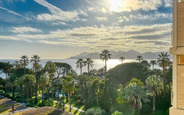 Sunny Apartment With Magnificent View of Plage du Midi Beach