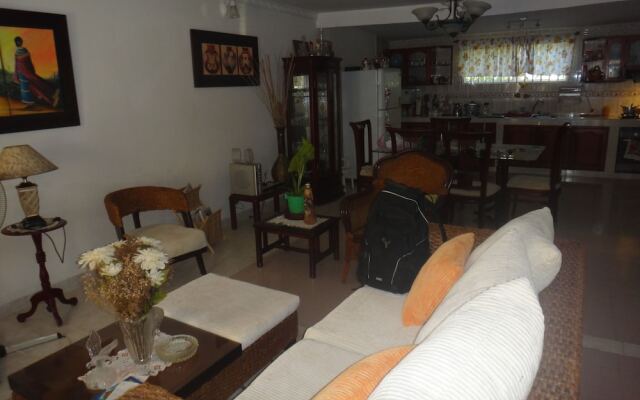 Room in Guest Room - Green Sea Villa Helen Inn, Kilometer 4 Circunvalar