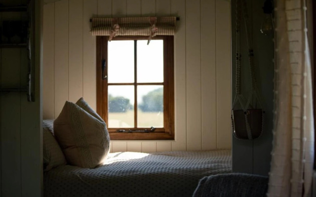 Harbour Ranch Hut - Rustic Countryside Escape