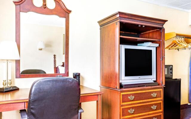 Finger Lakes Inn & Suites