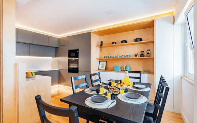 Oeiras Spacious and Coastal Flat