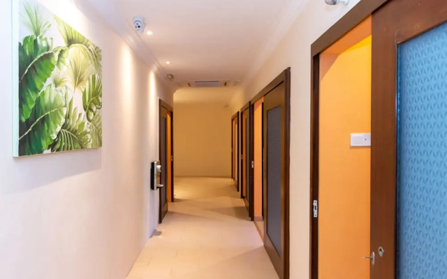 Momostay Capsule Hotel