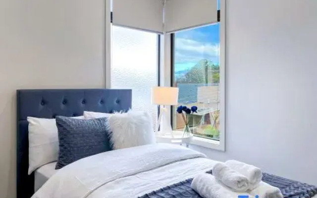 Delux Camberwell Sunny Townhouse