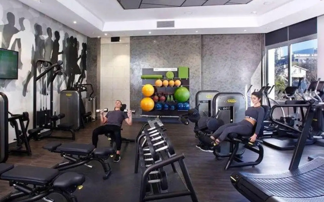 Sandtoncity-apartment-sleeps4-pool-parking