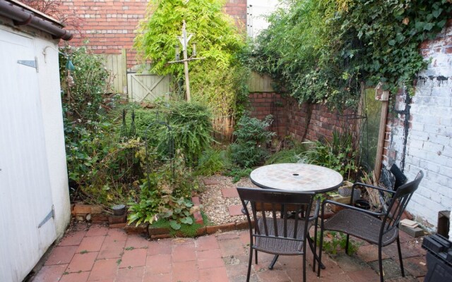 Charming 1 Bedroom House Close to City Centre