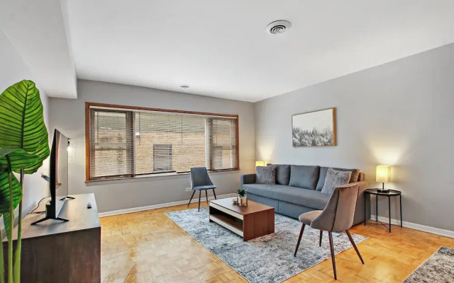 Prime 2BR Chicago Apartment