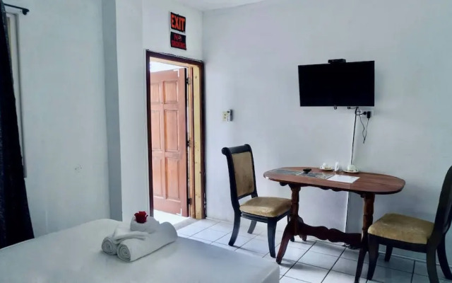 Sea Belize Relaxing Studio w Sea View Pool & Overwater Deck Near Airport, 1st FL