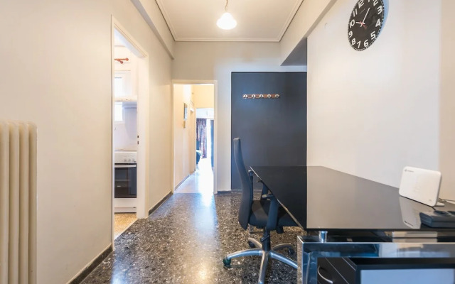 Topfloor Central Apt With Urban Views