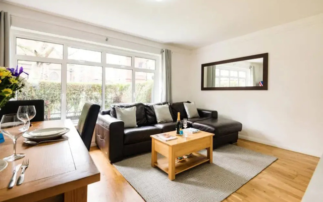 Bright and Spacious Philbeach Garden Apartment