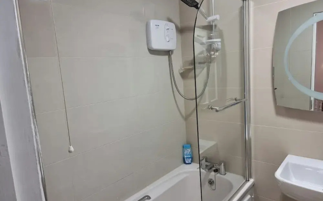 3 Bedrooms - Sleep 7 - Garden - Private Parking