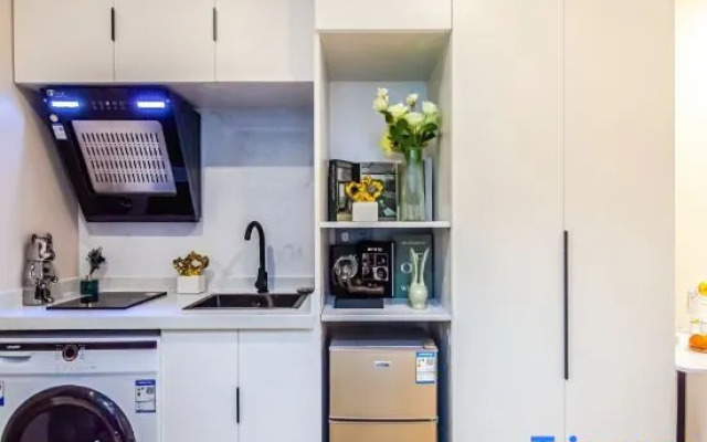 Xinao Serviced Apartment (Shanghai South Railway Station Caobao Road Subway Station)