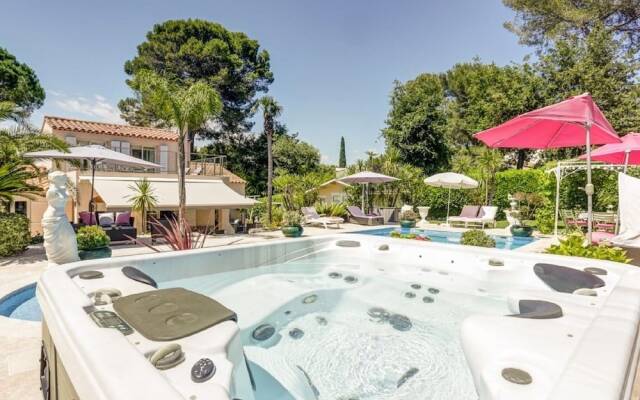 Lavish Villa in Mouans-sartoux With Sauna